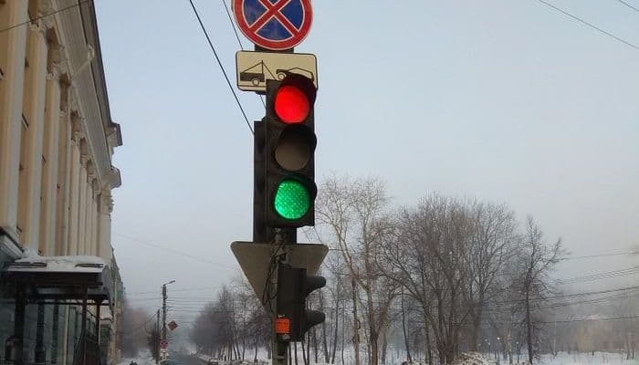 «Стой - едь»: что делать, если горят красный и зеленый одновременно?