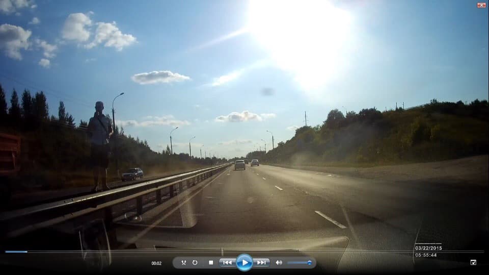 В Кирове мужчина грыз семечки прямо на отбойнике Нового моста