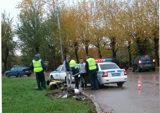 На Производственной 2 мотоциклиста вылетели на газон