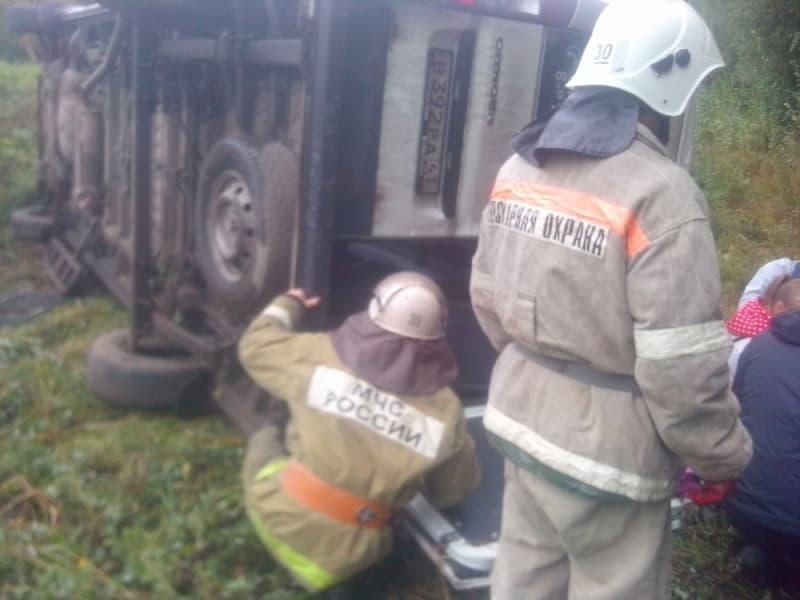 На трассе Киров — Вятские Поляны перевернулся микроавтобус с пассажирами