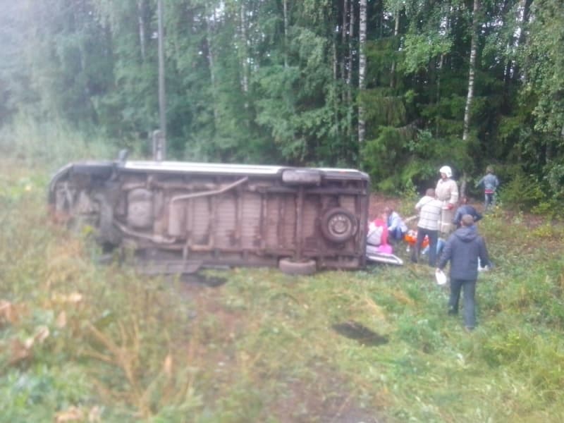 На трассе Киров — Вятские Поляны перевернулся микроавтобус с пассажирами