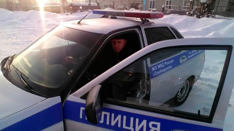 Инспектор ДПС спас пассажиров «скорой», съехавшей в кювет