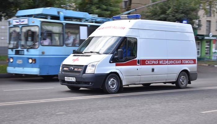 В Кирове произошло массовое ДТП: легковушку отбросило на «скорую»