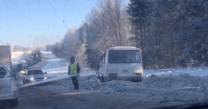 На трассе Киров - Слободской столкнулся рейсовый автобус и «Газель»