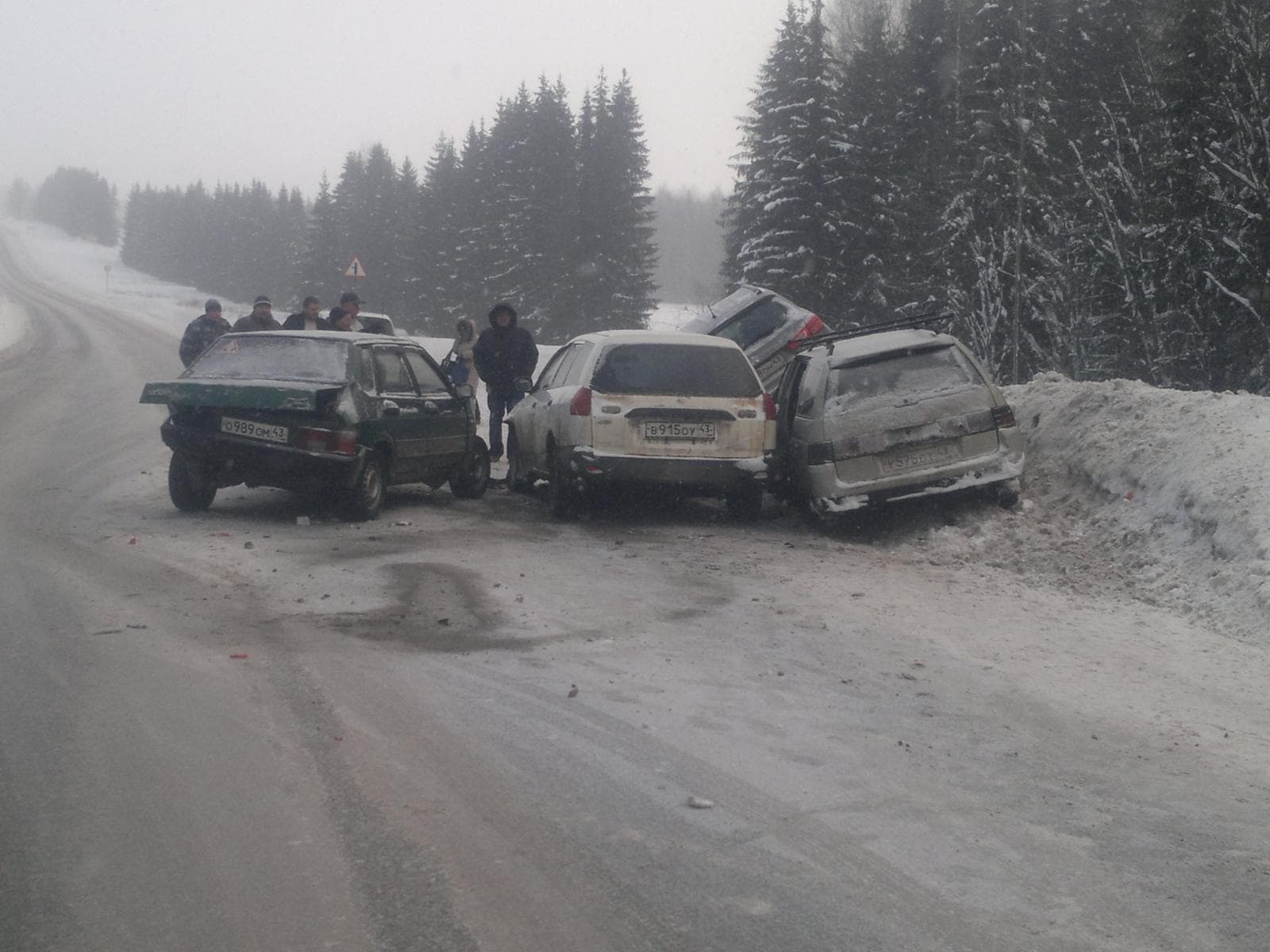 Выехал на встречку и разбил 3 машины - авария на трассе в Слободской