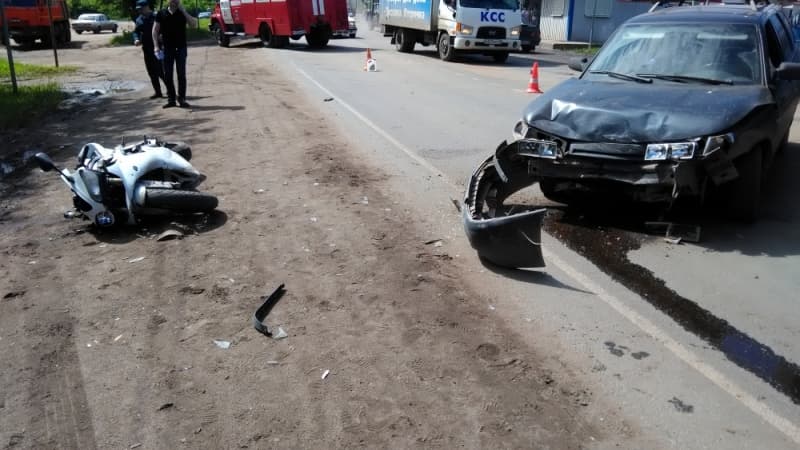 Опасный обгон. Мотоциклист врезался в ВАЗ