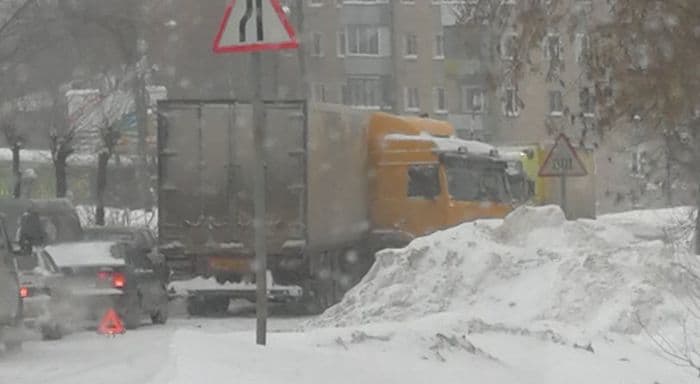"Белый плен" на дорогах Кирова:  особенно не повезло фурам