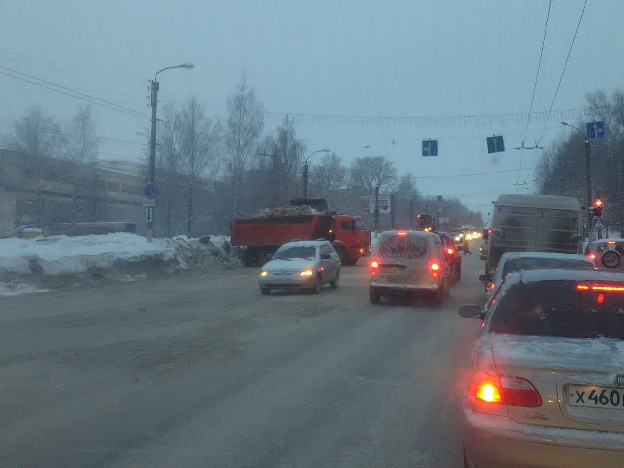 Снег не убирают - плохо, убирают - опять плохо
