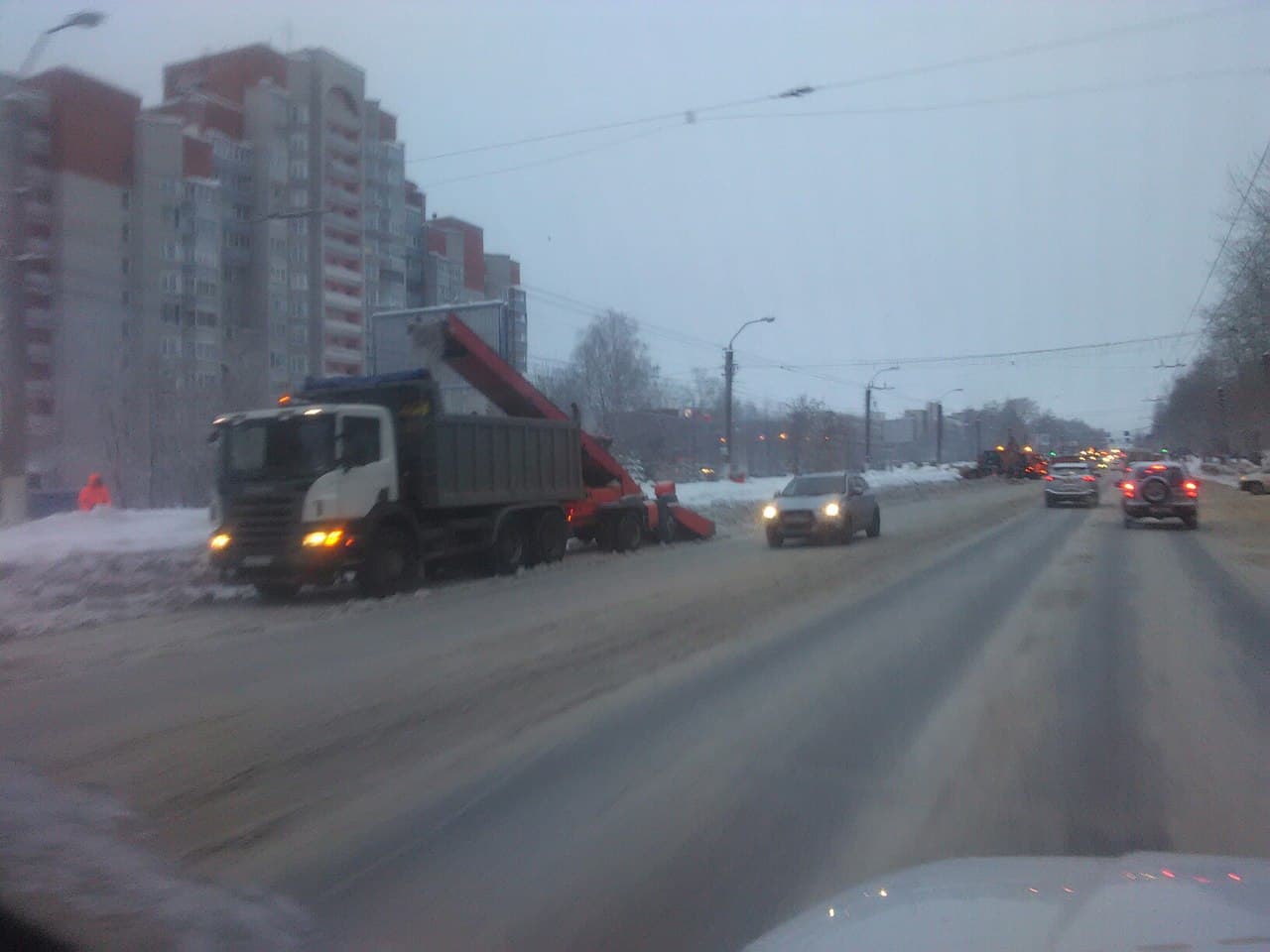 Снег не убирают - плохо, убирают - опять плохо