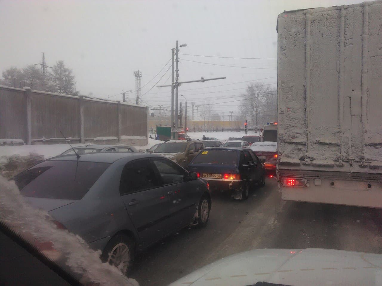 Снег не убирают - плохо, убирают - опять плохо