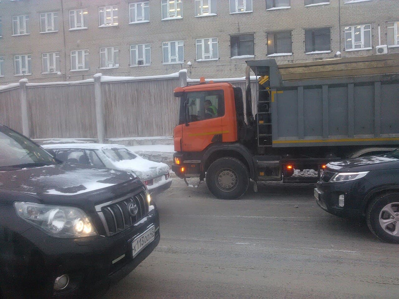 Снег не убирают - плохо, убирают - опять плохо