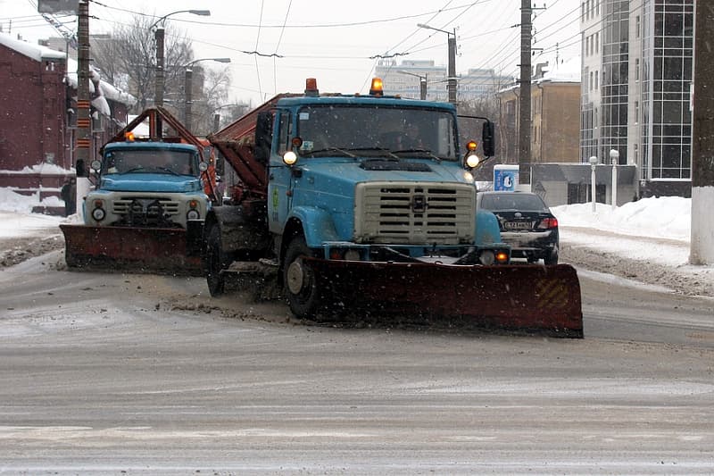 Мороз не дал коммунальщкам убрать снег с дорог