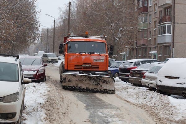 Убирайте машины. Город чистят от снега