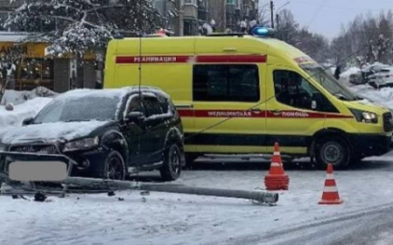 Появились подробности смертельной аварии с водителем Mitsubishi, который влетел в светофор в Кирове