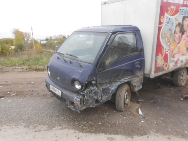 Бесправник на ВАЗе врезался во встречный фургон