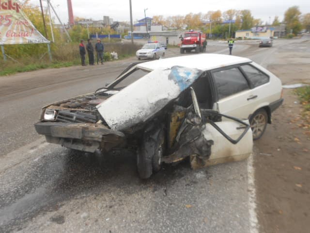 Бесправник на ВАЗе врезался во встречный фургон