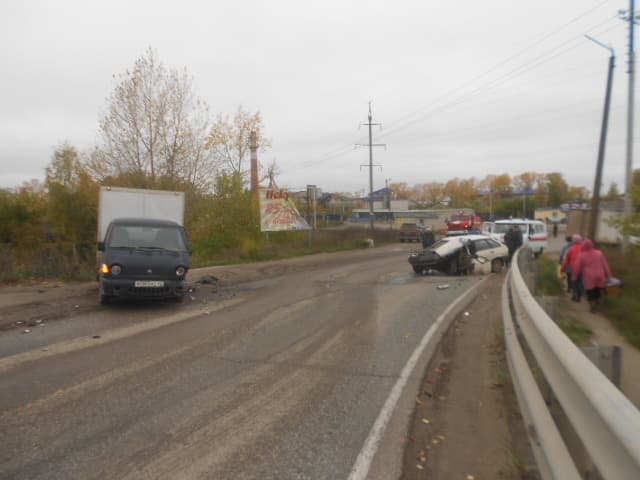 Бесправник на ВАЗе врезался во встречный фургон
