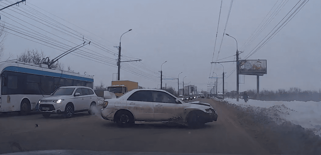 Неудачный манёвр. На Воровского Subaru влетела в сугроб