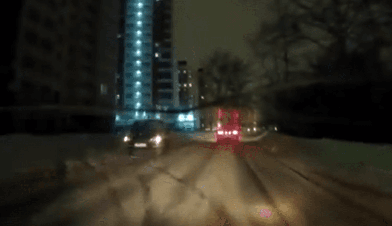 В Чистых Прудах машина залетела на сугроб