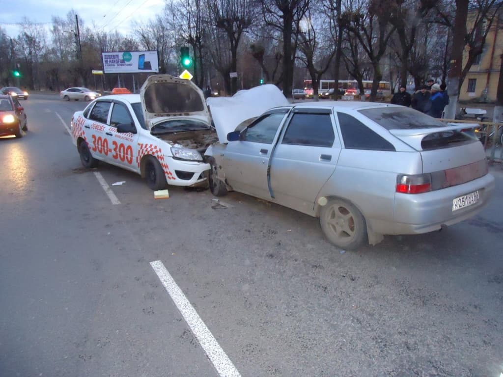 Из-за выехавшего на «встречку» такси пострадали 3 человека