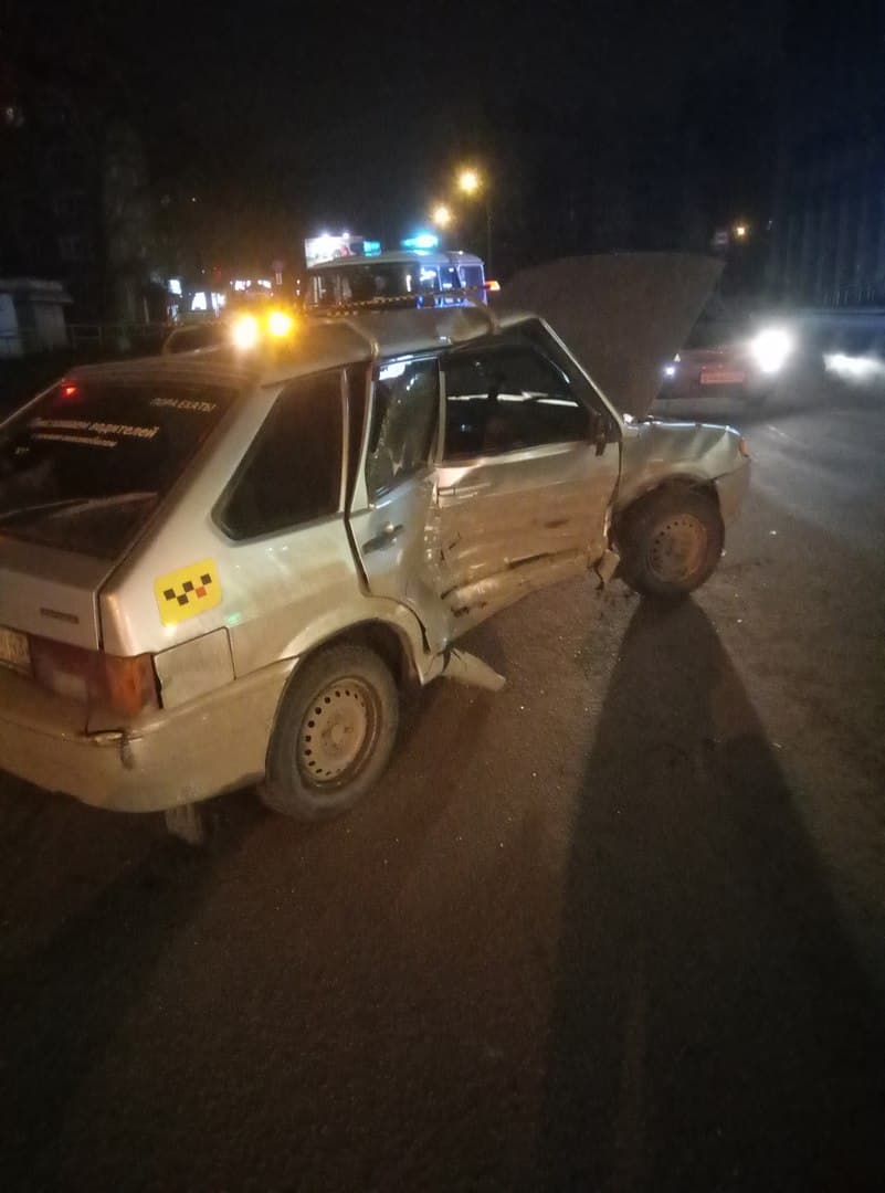 Пьяный водитель Hyundai травмировал в ДТП двух пассажиров такси