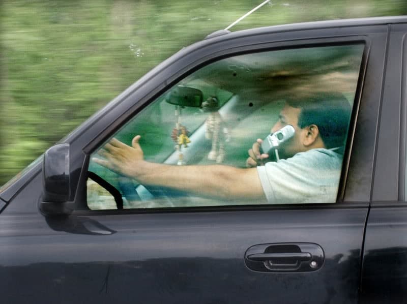 Большие штрафы дисциплинируют кировских любителей поболтать за рулём