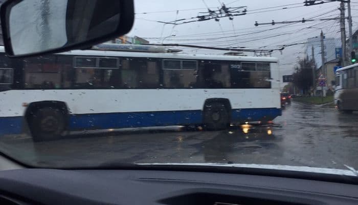 Авария на перекрестке Воровского-Попова: троллейбус перегородил проезжую часть