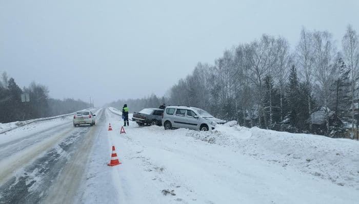 На трассе Стрижи – Оричи водитель на «Ладе» влетел в «Ларгус»