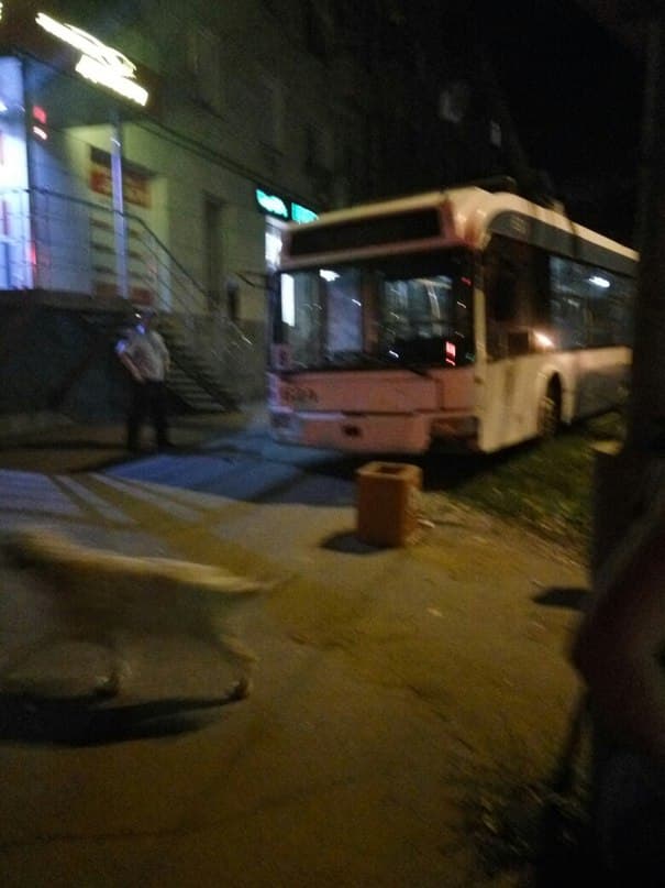 На Октябрьском проспекте укатился троллейбус