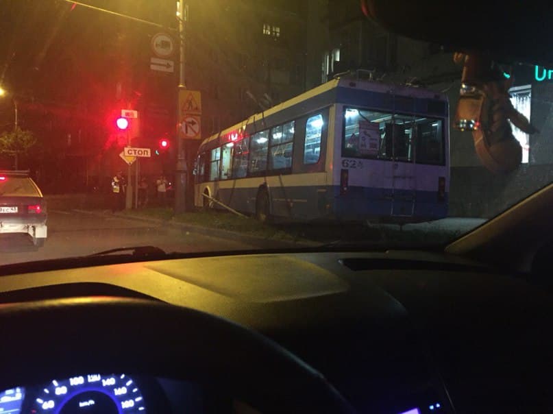 На Октябрьском проспекте укатился троллейбус