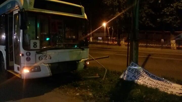 На Октябрьском проспекте укатился троллейбус