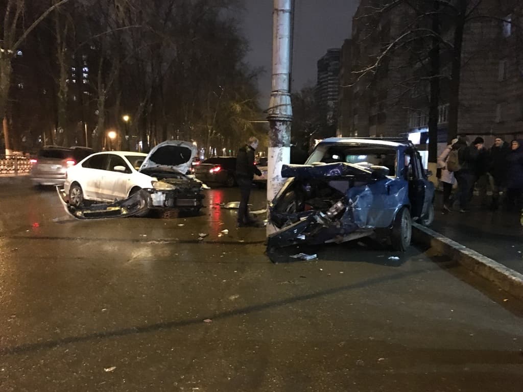 Девушка выпала из машины - версия ГИБДД аварии на Октябрьском проспекте