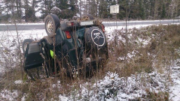 Гололёд. Машины съезжают в кюветы