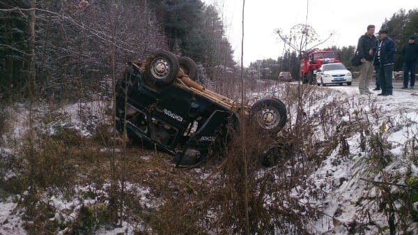 Гололёд. Машины съезжают в кюветы
