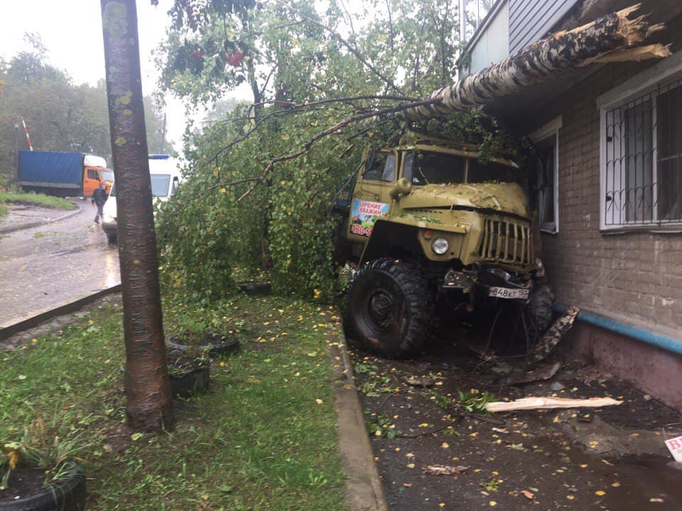 В Кирове «Урал» уходя от столкновения задавил женщину и врезался в дом