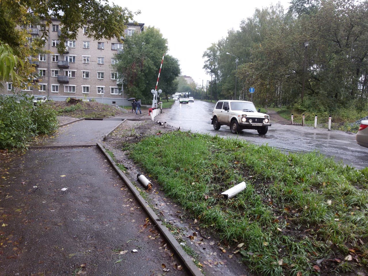 В Кирове «Урал» уходя от столкновения задавил женщину и врезался в дом