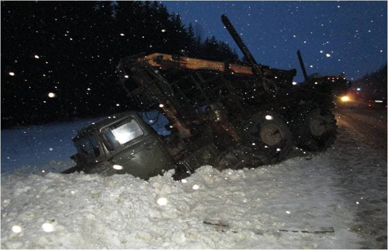 Хотел обогнать трактор и врезался в лесовоз - ДТП в Бурмакино