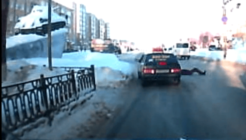 В Кирове у танка таксист сбил мужчину. Авария попала на видео