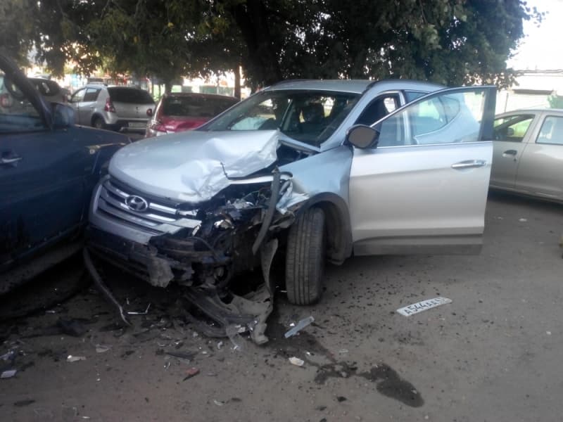 На Филейке пьяный водитель внедорожника протаранил 3 машины