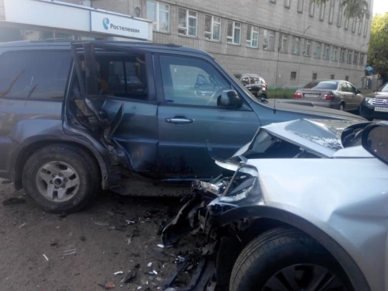 На Филейке пьяный водитель внедорожника протаранил 3 машины