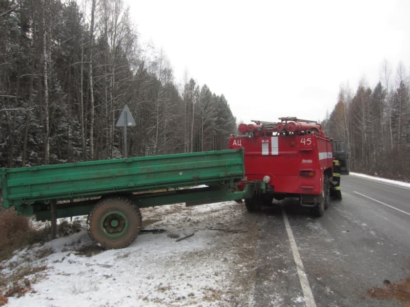 Ford Focus догнал трактор с прицепом. Пострадал ребёнок