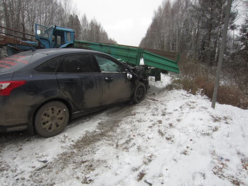 Ford Focus догнал трактор с прицепом. Пострадал ребёнок