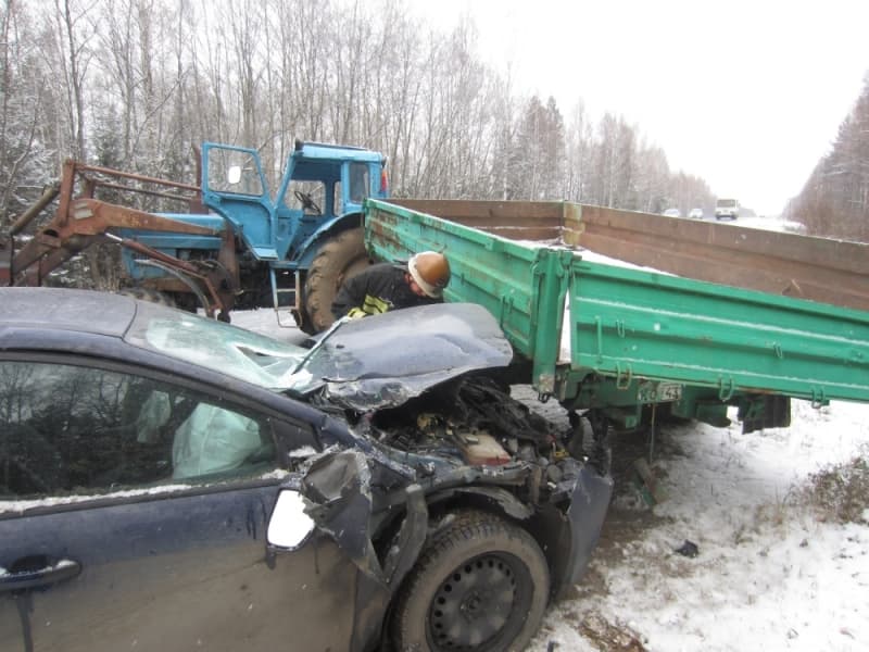 Ford Focus догнал трактор с прицепом. Пострадал ребёнок