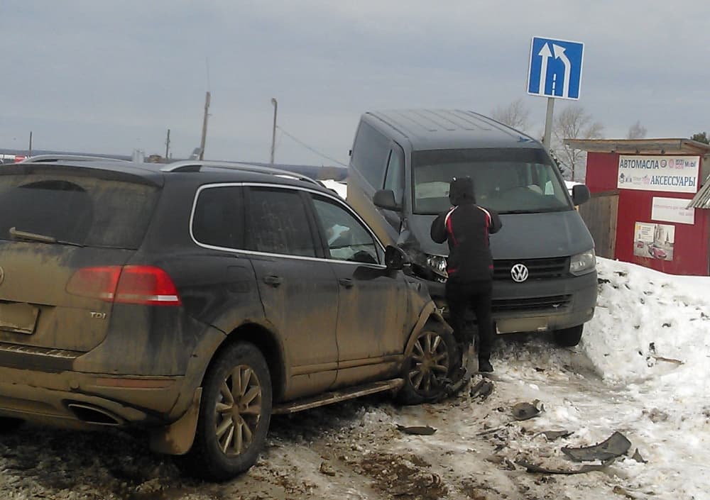 На трассе Киров - Пермь столкнулись 3 Volkswagen