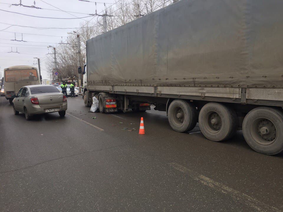В Кирове на Щорса фура переехала мужчину