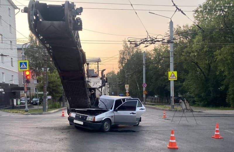 В Кирове водитель "девятки" врезался в дорожную фрезу: есть пострадавший