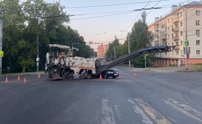В Кирове водитель "девятки" врезался в дорожную фрезу: есть пострадавший