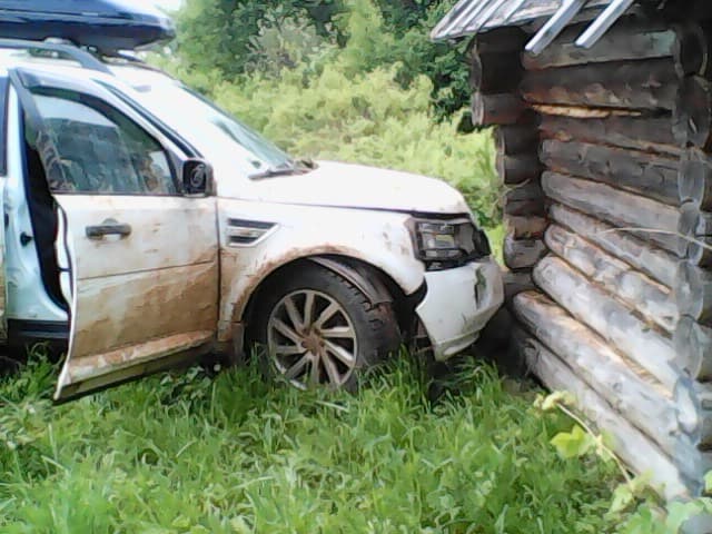 Мужчина на Land Rover врезался в дом