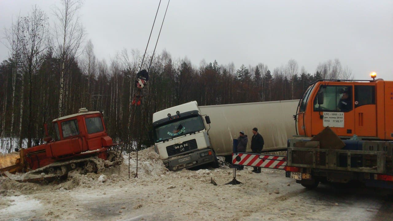 Из-за гололеда около Верхошижемья в кювет унесло огромный грузовик