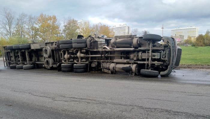 На перекрестке с круговым движением перевернулась фура
